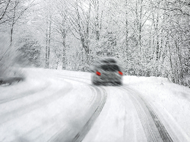 L'homme Nettoie Sa Voiture Après Une Chute De Neige Nettoyer La Neige Du  Pare-brise Gratter La Glace Nettoyage Des Vitres De Voiture En Hiver