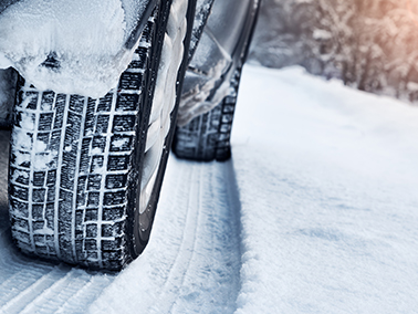 Plus de traction, une meilleure tenue de route : découvrez tous les avantages des pneus d’hiver.