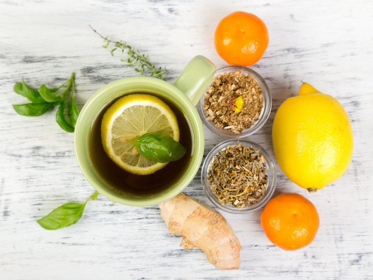 Des remèdes contre le rhume : agrumes, gingembre, tisanes et un breuvage à base de citron et de miel.