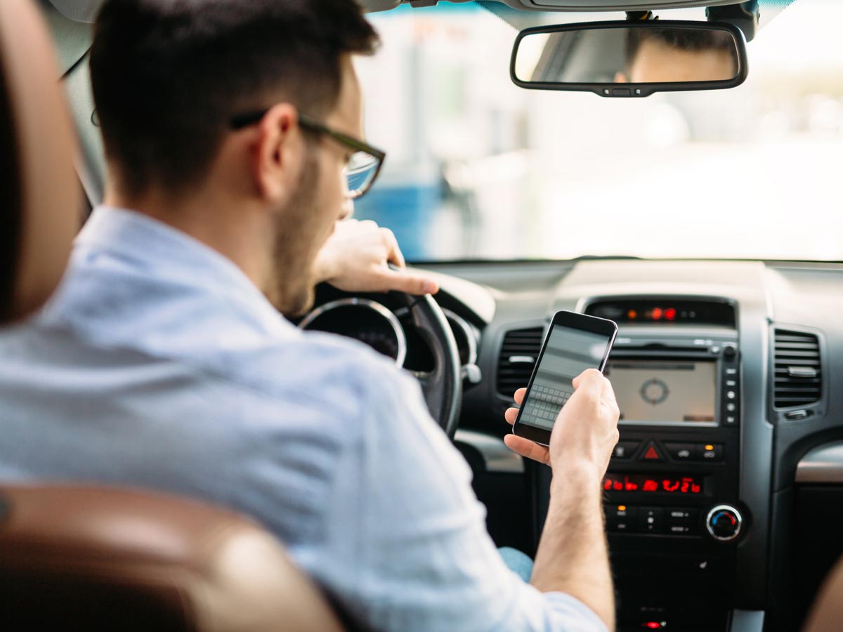 Selon les répondants d’un sondage, la distraction au volant causée par l’utilisation du cellulaire ou par l’environnement externe est l’une des principales causes d’accidents routiers.