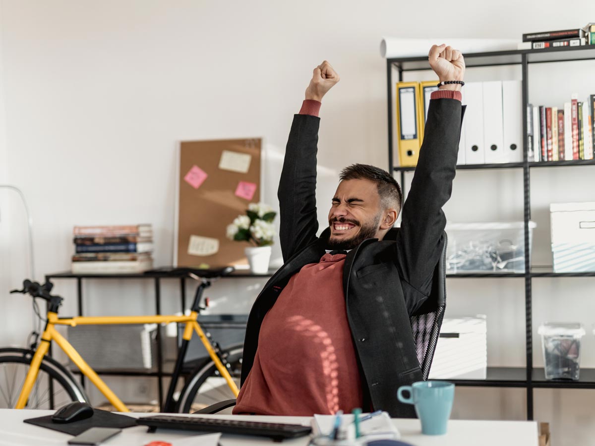 Jeune homme assis qui fait des étirements avec les bras pour améliorer sa posture.