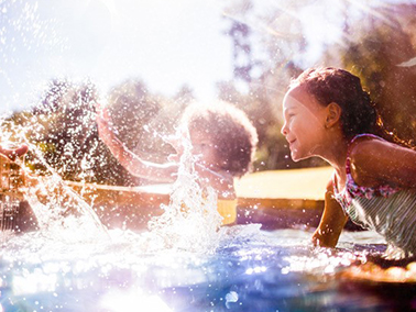 Lors de l’achat d’une piscine, choisissez les bonnes protections d’assurance afin de vous protéger.