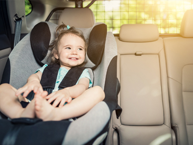 Un siège d'auto pour enfant qui tourne: une bonne idée